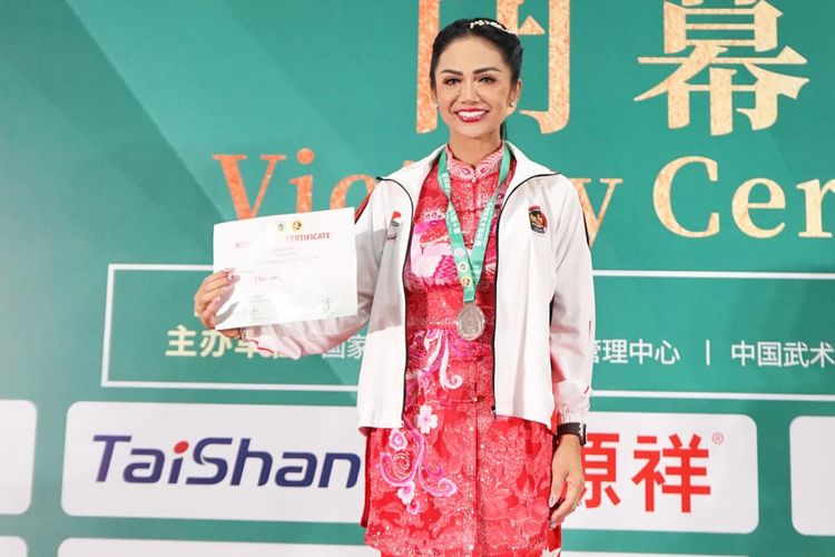 7 Gaya Kris Dayanti Saat Raih Medali Perak di World Kungfu Championship, Nuansa Ceria