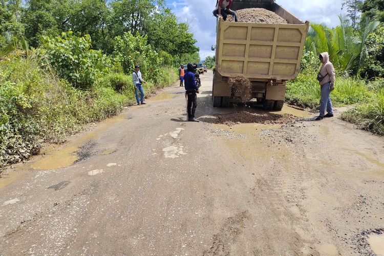 Proses peningkatan Jalan Siduk-Sukadana, Kabupaten Kayong Utara, Kalimantan Barat (Kalbar).