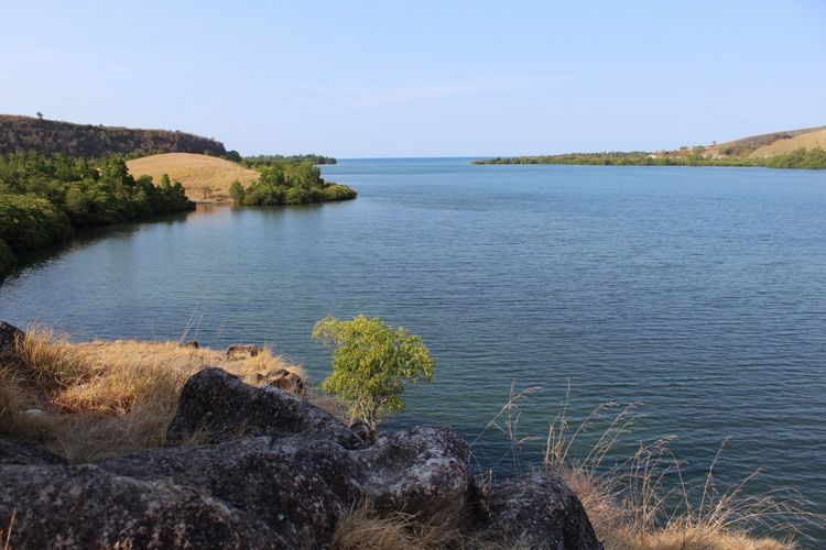 Pemandangan alam di Teluk Nanga Lok.