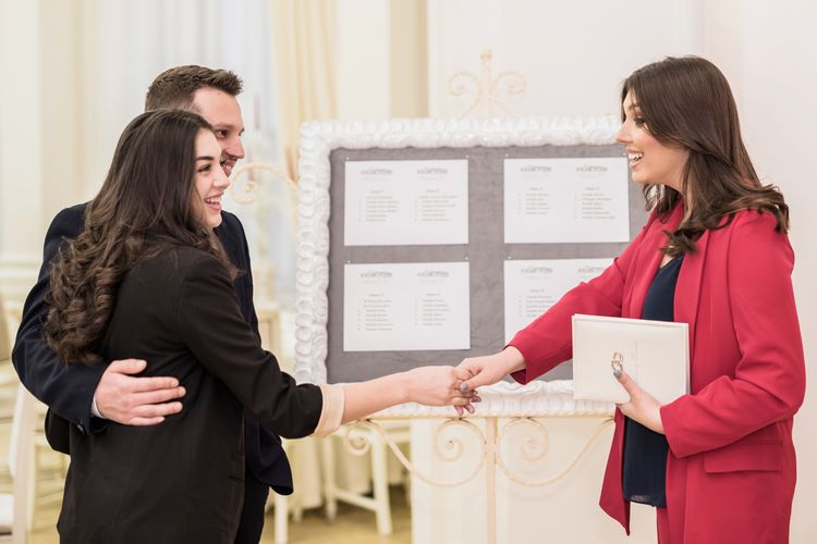 Apa saja yang harus diperhatikan sebelum menentukan wedding stylist? Berikut beberapa tips memilih wedding stylist yang bisa jadi pertimbangan.