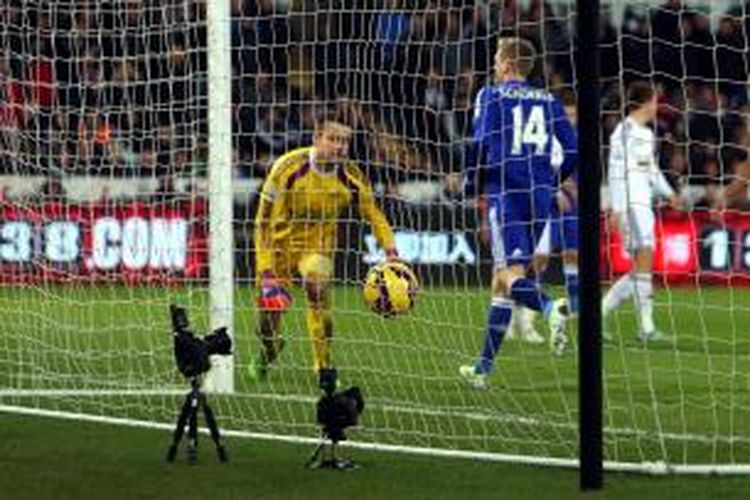 Pemain sayap Chelsea Andre Schuerrle (kedua dari kiri) merayakan golnya ke gawang Swansea City, pada pertandingan Premier League, di Liberty Stadium, Swansea, 17 Januari 2015. Chelsea memenangi laga itu dengan skor 5-0.