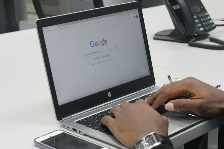 Cara menghapus riwayat pencarian Google di laptop.