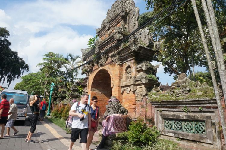 Pinti masuk ke Puri Ubud Gianyar Bali