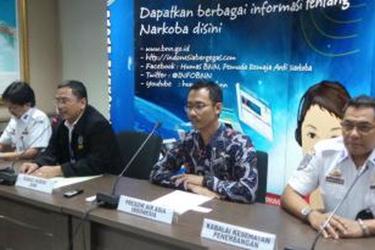 Jumpa pers di Kantor BNN Senin (26/1/2015), yang dihadiri Presiden Direktur AirAsia Indonesia Sunu Widyatmoko, Kepala Pusat Komunikasi Kementerian Perhubungan JA Barata, Kepala Bagian Humas BNN, Sumirat Dwiyanto, dan pihak Balai Kesehatan Penerbangan Kemenhub.