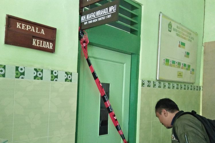 Ruangan Kepala Kankemenag Gresik sudah disegel dengan tanda dan logo KPK.