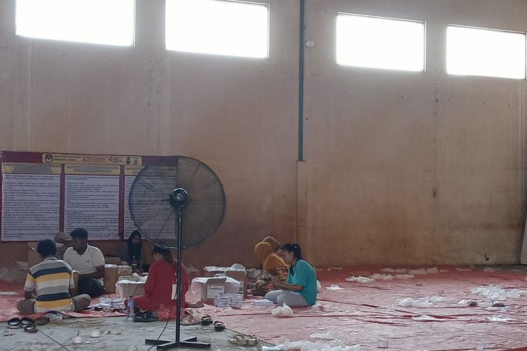 Proses pelipatan surat suara Pilkada Jember di gudang logistik. Ditemuka ratusan surat suara Pilkada Jember rusak.