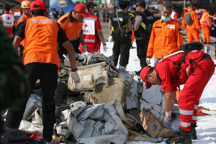 Petugas memilah serpihan pesawat dan barang penumpang pesawat Lion Air JT 610 di Dermaga JICT 2, Tanjung Priuk, Jakarta Utara, senin (29/10/2018). Pesawat Lion Air JT 610 rute Jakarta-Pangkal Pinang jatuh di perairan Pantai Karawang, Jawa Barat. 