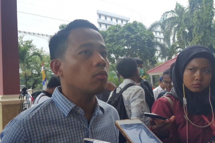 Komika Muhadkly MT atau Acho di Kantor Kejaksaan Negeri Jakarta Pusat, Kemayoran, Senin (7/8/2017).