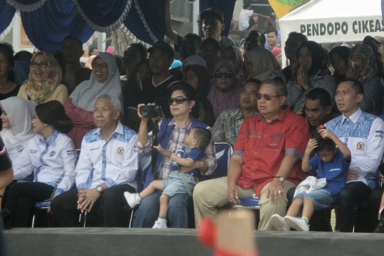 Istri Presiden keenam RI, Ani Yudhoyono nampak asyik memotret dengan kamera DSLR-nya saat menyaksikan pertandingan voli di di lapangan Puri Cikeas, Desa Nagrag, Bogor, Jawa Barat, Kamis (17/8/2017). 