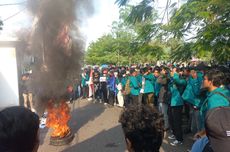 Unjuk Rasa Kawal Putusan MK di Sumedang, Bakar Ban dan Nyaris Robohkan Pagar DPRD