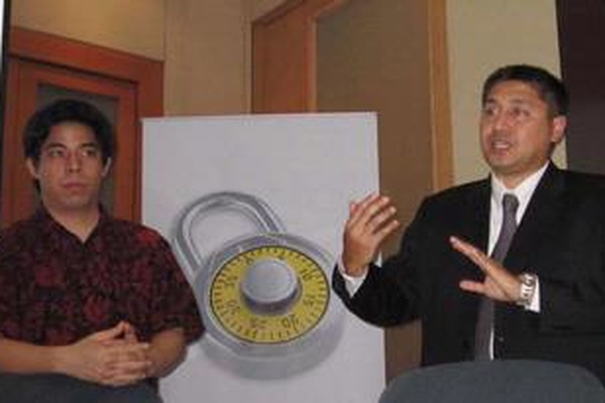 Albert Lay dan Raymond Goh, keduanya dari Symantec, memamparkan hasil observasi Symantec tentang ancaman di Internet selama tahun 2009. 