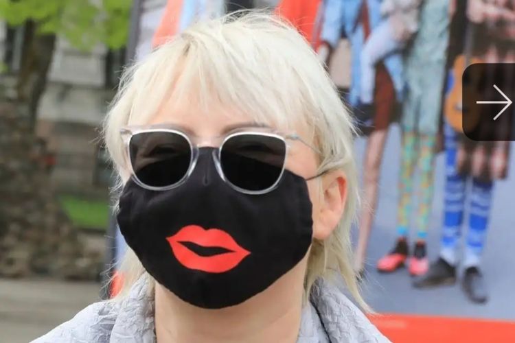 Desainer Julia Janus menginisiasi Mask Fashion Week.