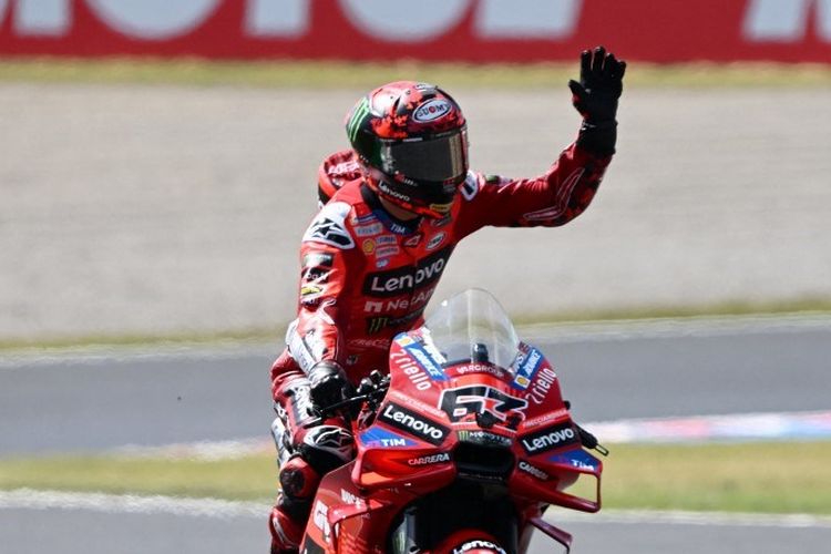Pebalap Ducati Lenovo Team, Francesco Bagnaia, melambai kepada para penggemar dalam sesi latihan bebas MotoGP Jepang 2025 di Mobility Resort Motegi di Motegi, prefektur Tochigi pada 27 September 2025. (Foto oleh Toshifumi KITAMURA / AFP)