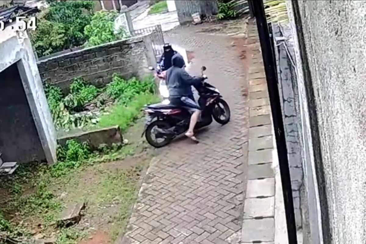 Seorang perempuan bercadar menjadi korban pelecehan seksual di Jalan Lele 3, Bambu Apus, Pamulang, Tangerang Selatan, Jumat (8/12/2023). 