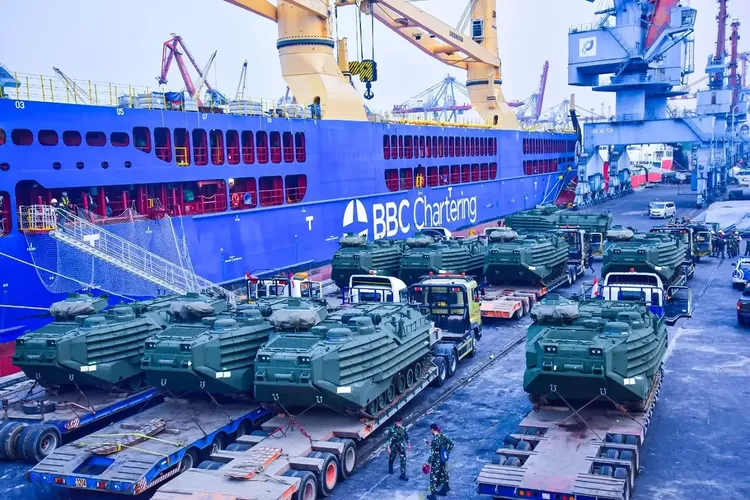 Marinir Kedatangan 12 Kendaraan Tempur Amfibi AAV