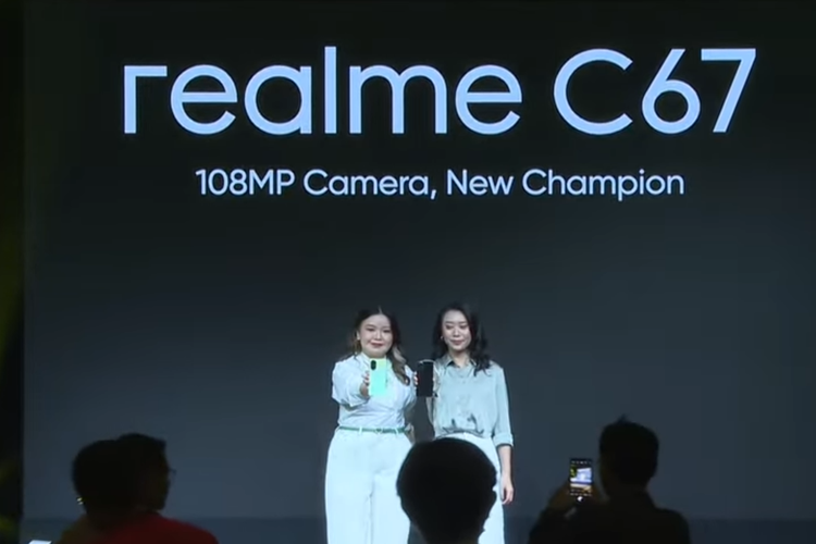 Krisva Angnieszca selaku PR Lead Realme Indonesia (kiri) dan Ellen Zhou selaku Marketing Director Realme Indonesia (kanan) dalam acara peluncuran Realme C67 4G