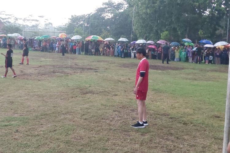Presiden Joko Widodo menjadi penjaga gawang saat bermain sepak bola bersama anak-anak SSB di Lapangan Gamplong, Moyudan, Kabupaten Sleman.