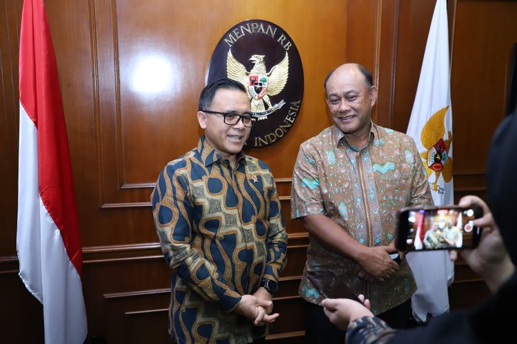 Menteri Pendayagunaan Aparatur Negara dan Reformasi Birokrasi (Menpan RB) Abdullah Azwar Anas dalam Audiensi dengan Kepala Badan Gizi Nasional Dadan Hindayana di Jakarta, Jumat (23/8/2024).