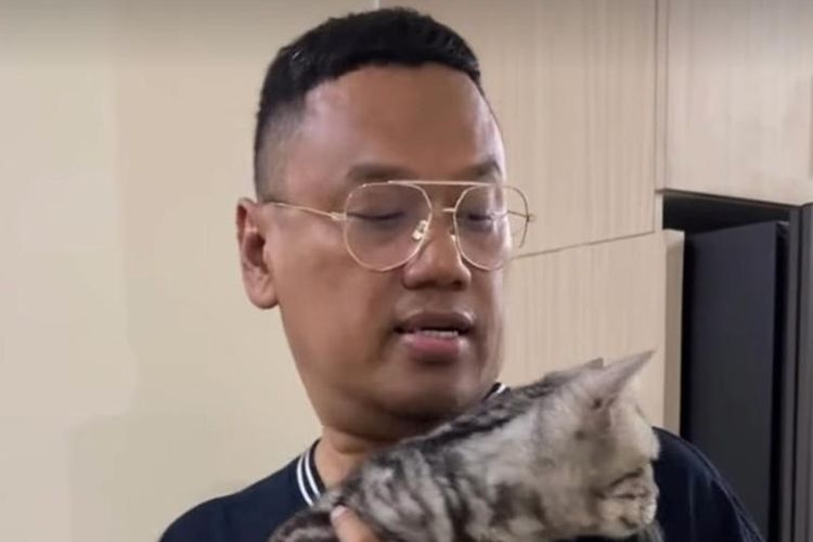 Uya Kuya memperlihatkan kucingnya yang bernama Dery yang sempat hilang saat rumahnya dijarah dan sudah kembali ke tangannya. 