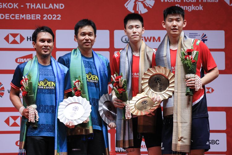 Ganda putra Indonesia, Mohammad Ahsan/Hendra Setiawan (kiri), menempati podium kedua usai kalah dari Liu Yu Chen/Ou Xuan Yi (China) pada laga final BWF World Tour Finals 2022 yang digelar di Nimibutr Arena, Bangkok, Thailand, pada Minggu (11/12/2022).