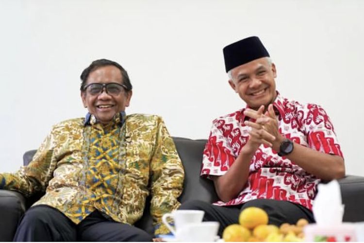 Menteri Koordinator Bidang Politik, Hukum, dan Keamanan (Menko Polhukam) Mahfud MD bersama Gubernur Jawa Tengah Ganjar Pranowo di Universitas Wahid Hasyim,  Semarang, Jawa Tengah, Jumat (18/11/2022).