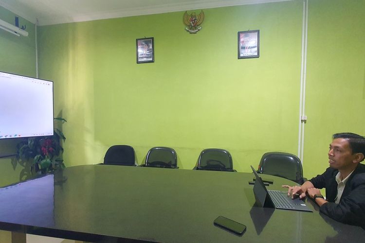 Lurah Pleret Taufiq Kamal di Kantornya. Rabu (31/5/2023)