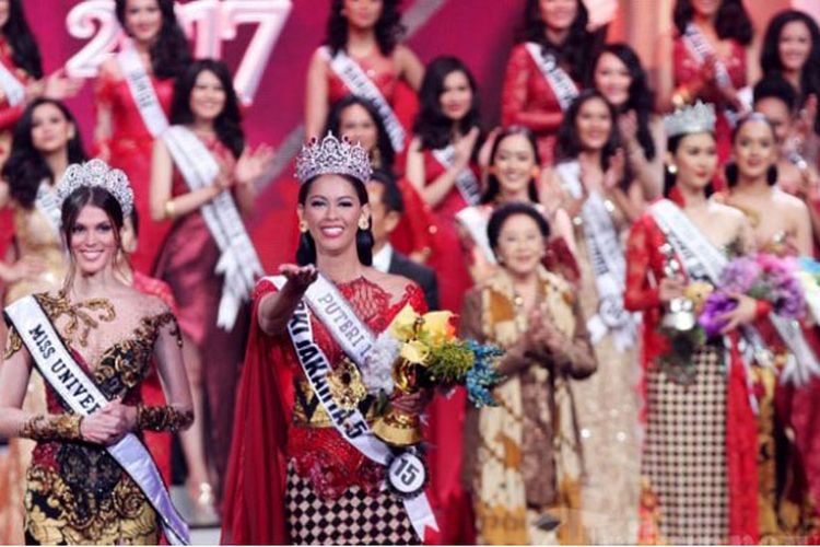 Bunga Jelitha Ibrani (tengah) dinobatkan sebagai Puteri Indonesia 2017.