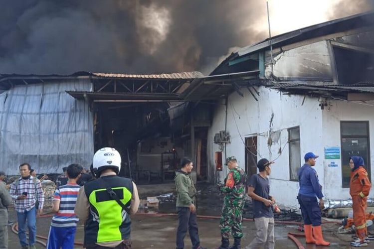 Petugas pemadam kebakaran melakukan penanganan kebakaran yang terjadi di gudang alumunium foil di kawasan industri Gunung Putri, Kabupaten Bogor, Jawa Barat, Jumat (19/8/2022) sore.
