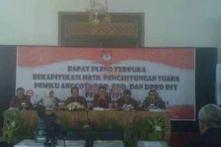 Petugas KPU DIY saat rapat rekapitulasi penghitungan suara pemilu 2014 di hotel Royal Ambarukmo Yogyakarta