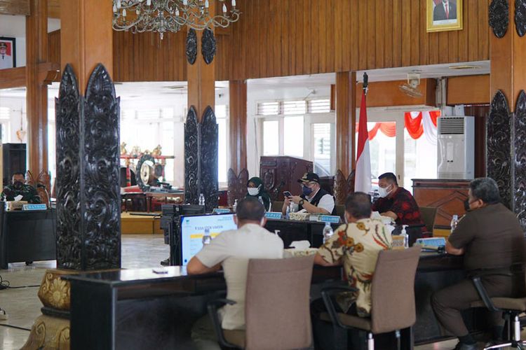 Rapat koordinasi penanganan Covid-19 Kabupaten Kediri digelar di Pendopo Panjalu Jayati, Rabu (18/8/2021).