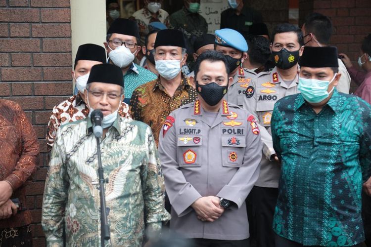 Kapolri Jenderal (Pol) Listyo Sigit Prabowo (tengah) dan Ketua Umum PBNU Said Aqil Siradj (kiri) di Jakarta Pusat, Kamis (28/1/2021).