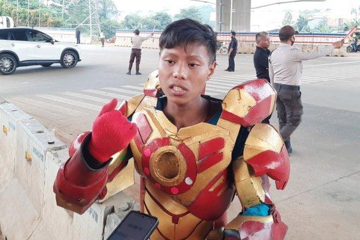 Kurwanto (21), pengamen berkostum Ironman yang menjadi penyelamat korban kecelakaan maut di Jalan Transyogi Alternatif Cibubur, Kota Bekasi. 