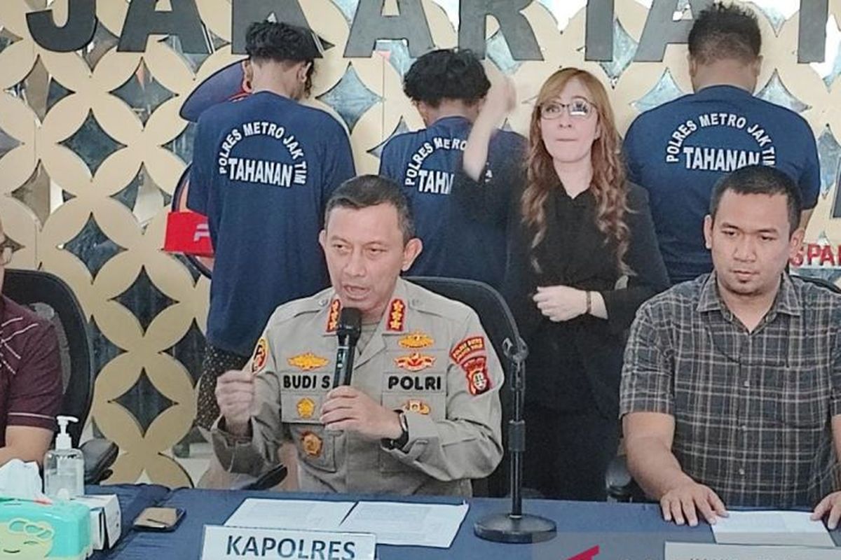 Kapolres Metro Jakarta Timur Kombes Budi Sartono saat memberikan keterangan pers di Mapolrestro Jaktim, Jatinegara, Kamis (23/2/2023). 