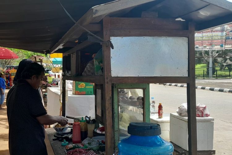 Anang (43), salah satu penjual bakso di Kompleks Pos Lintas Batas Negara (PLBN) Skouw di Kampung Mosso, Distrik Muara Tami, Kota Jayapura, Papua, saat tengah meracik bakso untuk pelanggannya, Selasa (15/8/2023).