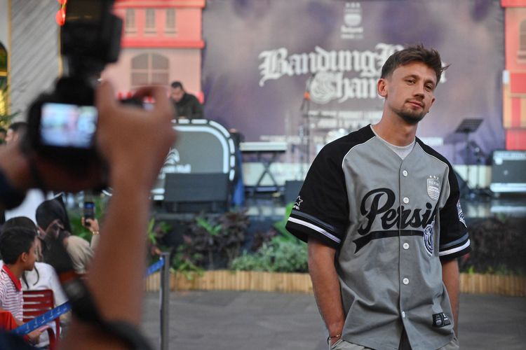 Pesepakbola Persib Bandung asal Kroasia Mateo Kocijan berkesempatan turun di arena fashion show, kolaborasi Persib x Rawtype Riot, Senin (27/1/2025) di Summarecon Mall Bandung. 