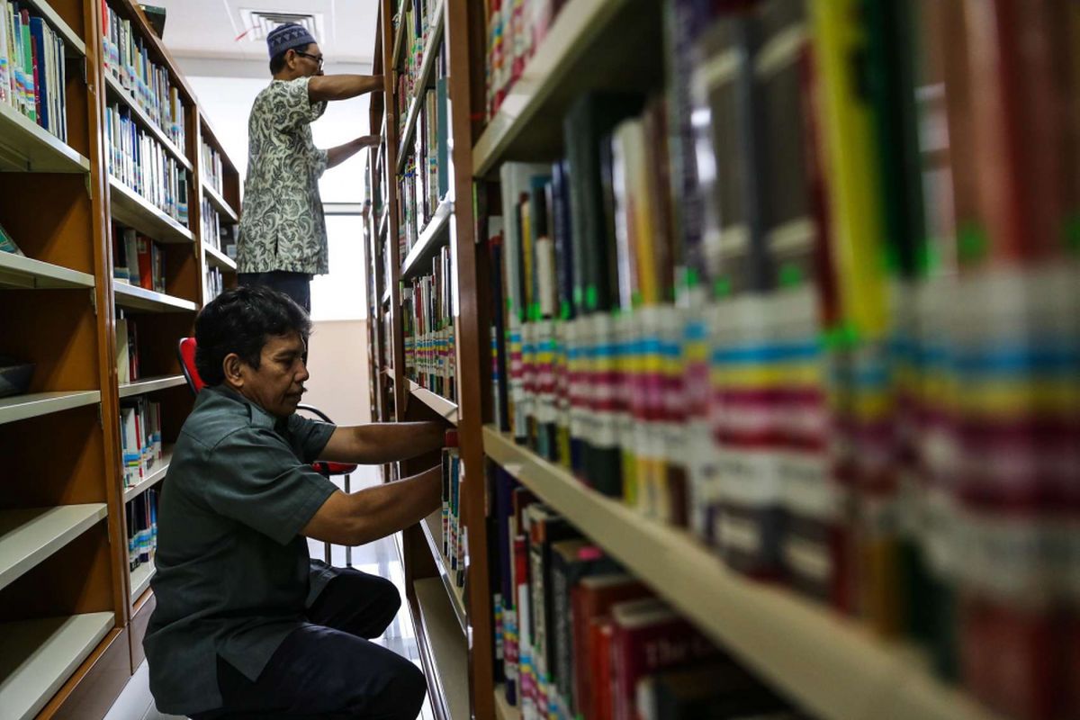 Pustakawan merapihkan tumpukan buku-buku di Perpustakaan Nasional di Jalan Medan Merdeka Selatan, Jakarta Pusat, Rabu (8/11/2017). Perpustakaan Nasional dengan total 24 lantai dan tiga ruang bawah tanah merupakan gedung perpustakaan tertinggi di dunia. KOMPAS.com/GARRY ANDREW LOTULUNG