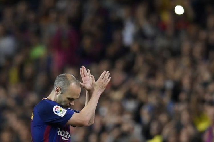 Andres Iniesta membalas aplaus penonton di Stadion Camp Nou saat dirinya ditarik keluar pada laga atletico madrid bertajuk El Clasico antara Barcelona dan Real Madrid, 6 Mei 2018. 