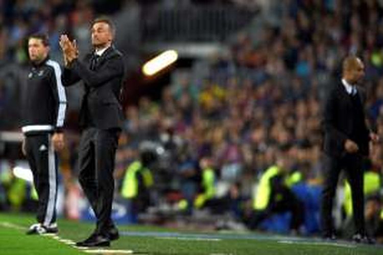 Pelatih Barcelona, Luis Enrique (2 dari kanan), bertepuk tangan dalam pertandingan Liga Champions melawan Manchester City, di Camp Nou, Rabu (19/10/2016). 