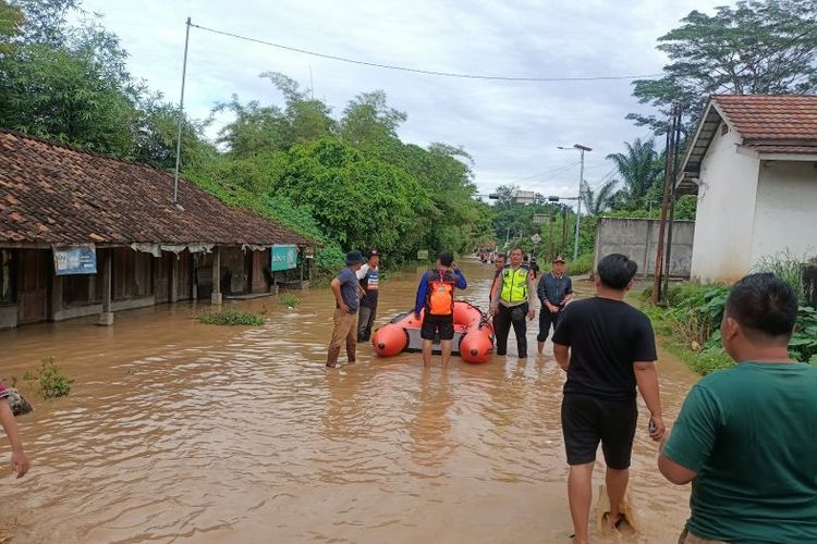 Tim SAR saat melakukan proses evakuasi korban banjir di Kabupaten OKU. 