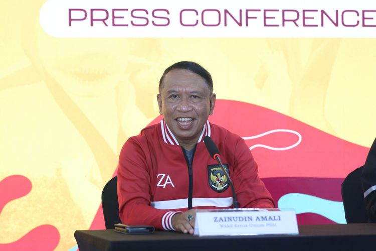 Wakil Ketua Umum PSSI Zainudin Amali saat berbicara kepada media kala berkunjung ke Media Information Center Piala Dunia U17 2023 di Surabaya pada Minggu (12/11/2023).