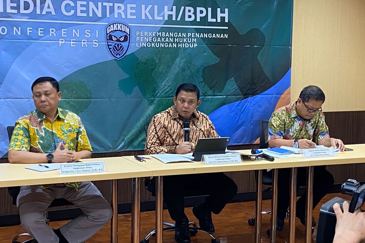 Deputi Bidang Penegakan Hukum (Gakkum) KLH, Rizal Irawan, menjelaskan soal sanksi terhadap perusahaan yang melanggar izin lingkungan, Jumat (9/5/2025). 