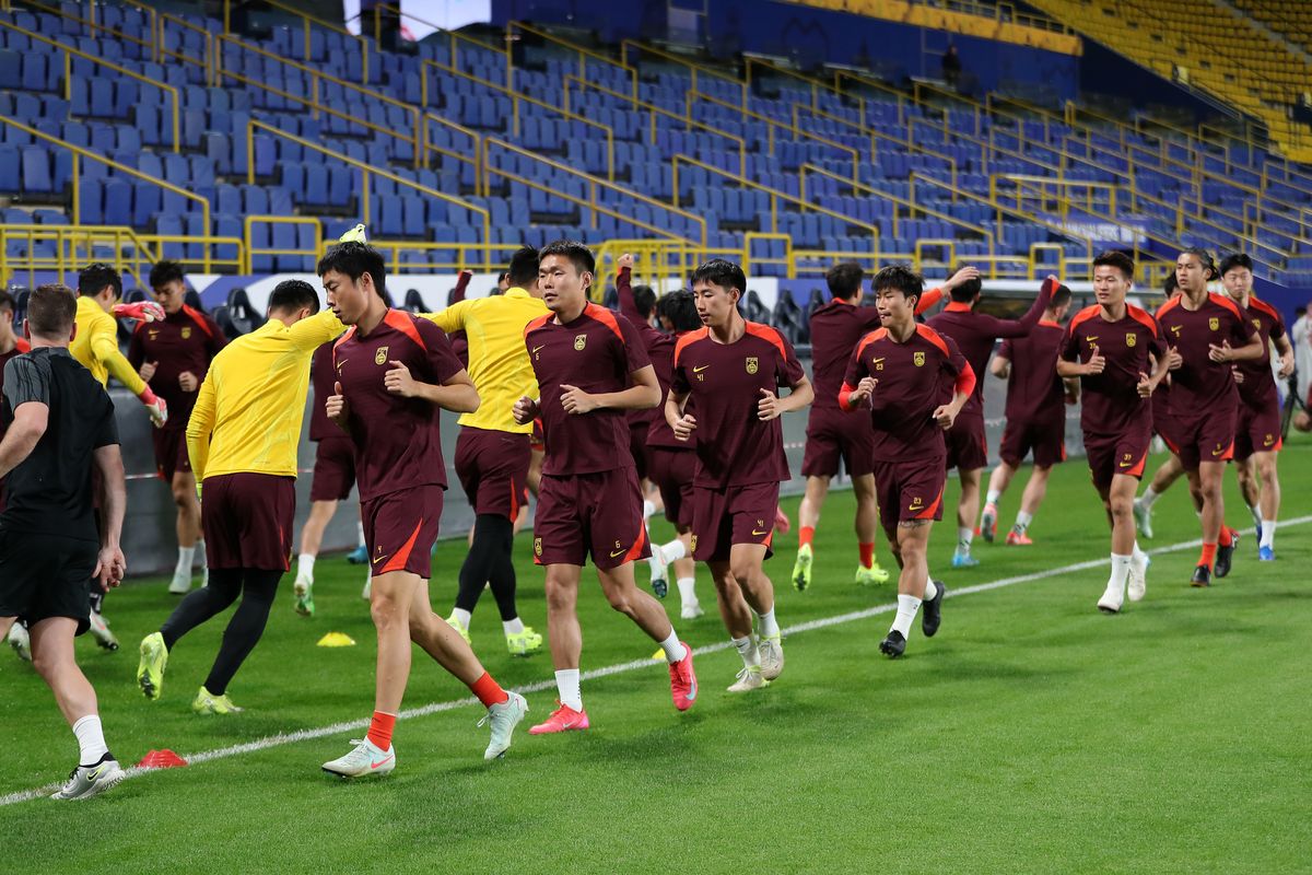 Pemain Timnas China menghadiri sesi latihan untuk pertandingan Kualifikasi Piala Dunia FIFA 2026 Asia mendatang antara Arab Saudi dan Tiongkok di Riyadh, Arab Saudi, 19 Maret 2025.