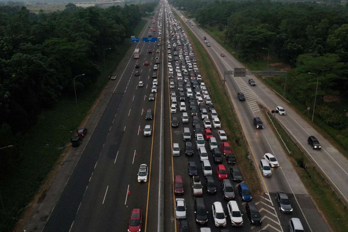 Kendaraan pemudik terjebak macet di Tol Cikampek, Jawa Barat, Jumat (7/6/2019). Pada H+2 lebaran, Tol Cikampek mulai dipadati kendaraan pemudik yang akan kembali ke Jakarta.