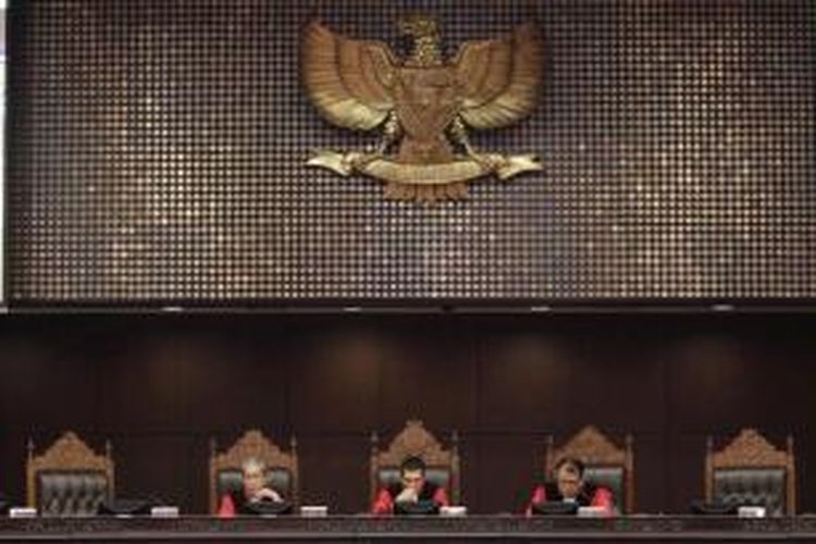 Wakil Ketua MK Hamdan Zoelva (tengah) didampingi Hakim Konstitusi Harjono (kiri) dan Arief Hidayat, memimpin persidangan di Gedung Mahkamah Konstitusi, Jakarta, Kamis (3/10/2013). Persidangan tetap berjalan setelah Rabu malam KPK menangkap Ketua MK Akil Mochtar.