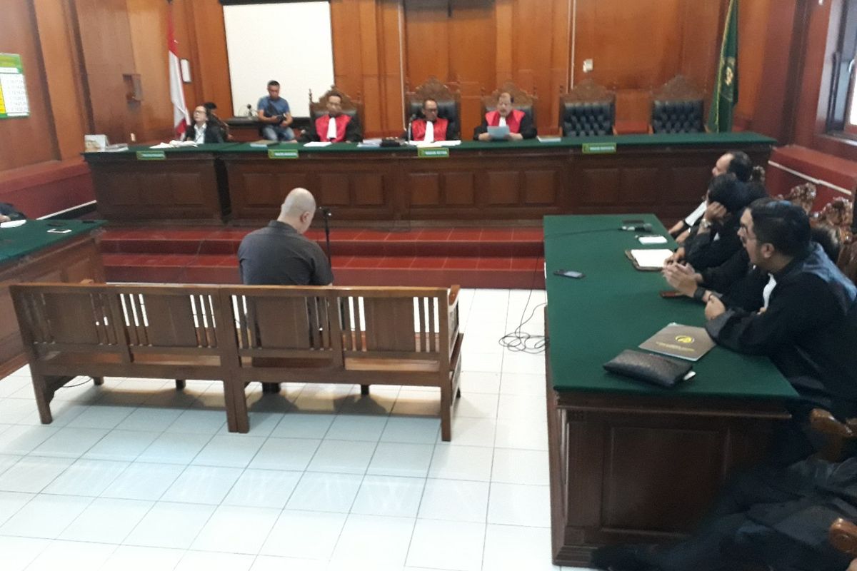 Ahmad Dhani dalam sidang vonis kasus Vlog Idiot di PN Surabaya, Selasa (11/6/2019)
