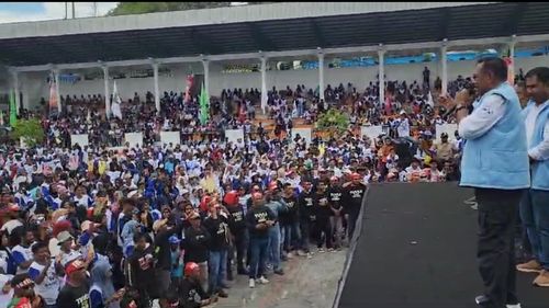 Kampanye Akbar, Ribuan Orang Arak Pasangan "Rahmat'' Keliling Tual