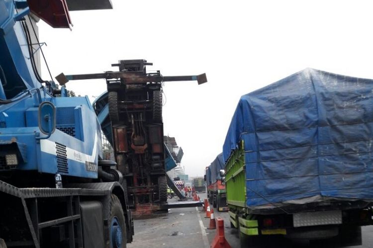 Kemacetan imbas jatuhnya crane pengangkut VMS di KM 15 Jalan Tol Jakarta-Cikampek arah Cikampek, Kamis (16/11/2017).