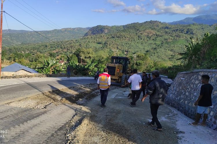 Jalan rusak di NTT diperbaiki.