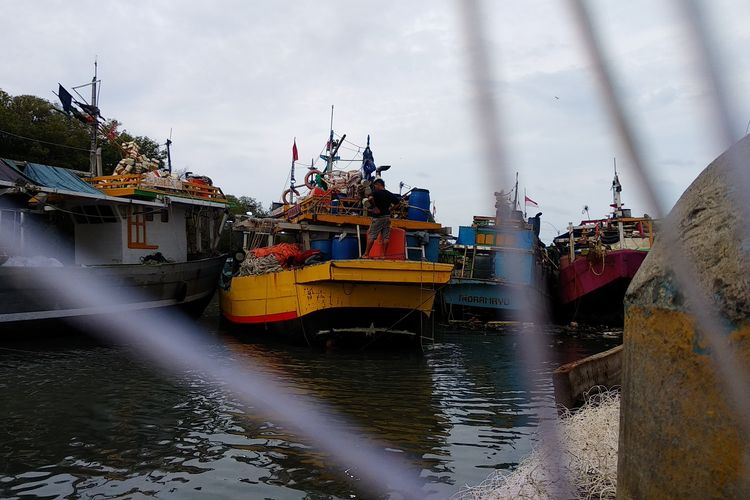 Nelayan di Karangsong, Indramayu, Jawa Barat, sedang menyandarkan kapal.