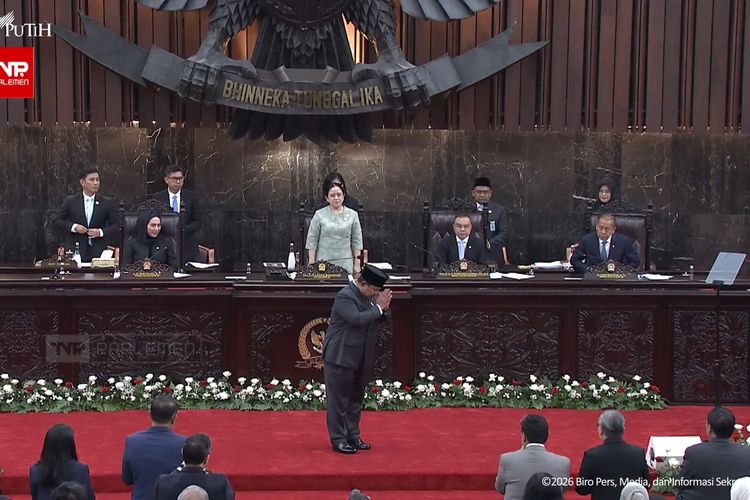 Presiden RI Prabowo Subianto memberi hormat sebelum menyampaikan langsung Kerangka Ekonomi Makro (KEM) dan Pokok-Pokok Kebijakan Fiskal (PPKF) RAPBN 2027 dalam Rapat Paripurna DPR di Kompleks Parlemen, Jakarta, Rabu (20/5/2026).